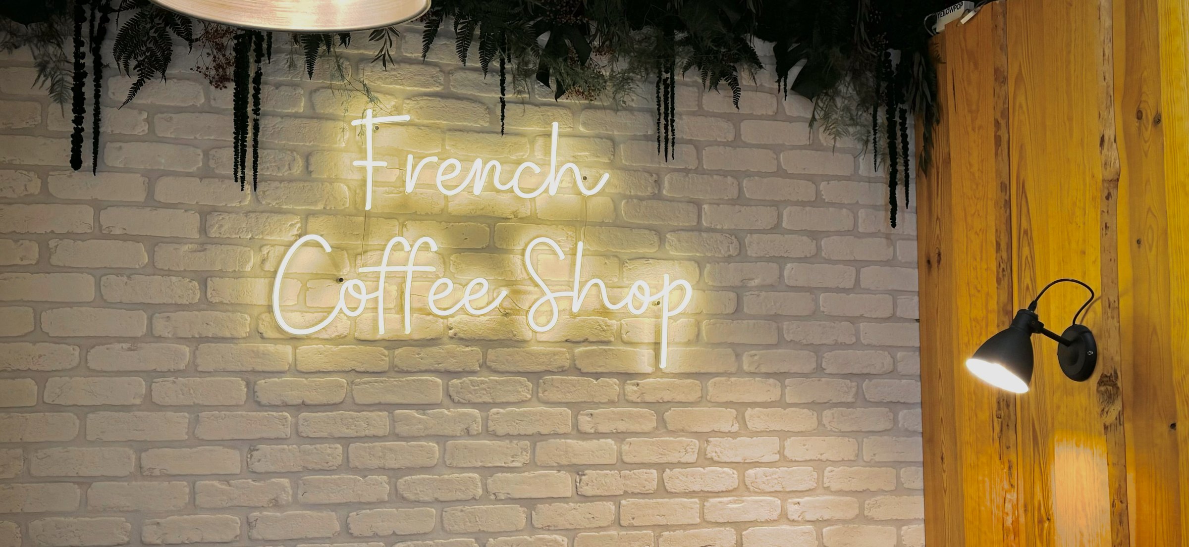 Le néon French Coffee Shop dans le shop de Gambetta