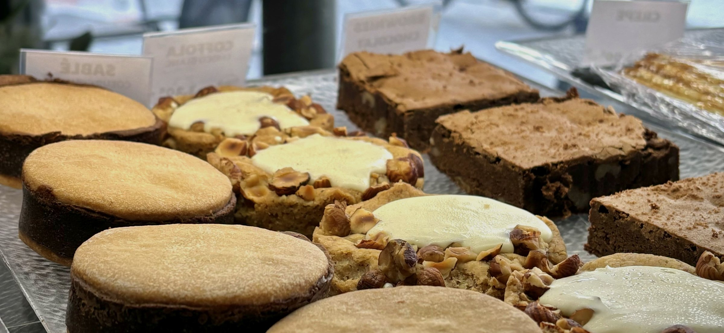 La vitrine à pâtisseries du French Coffee Shop Gambetta