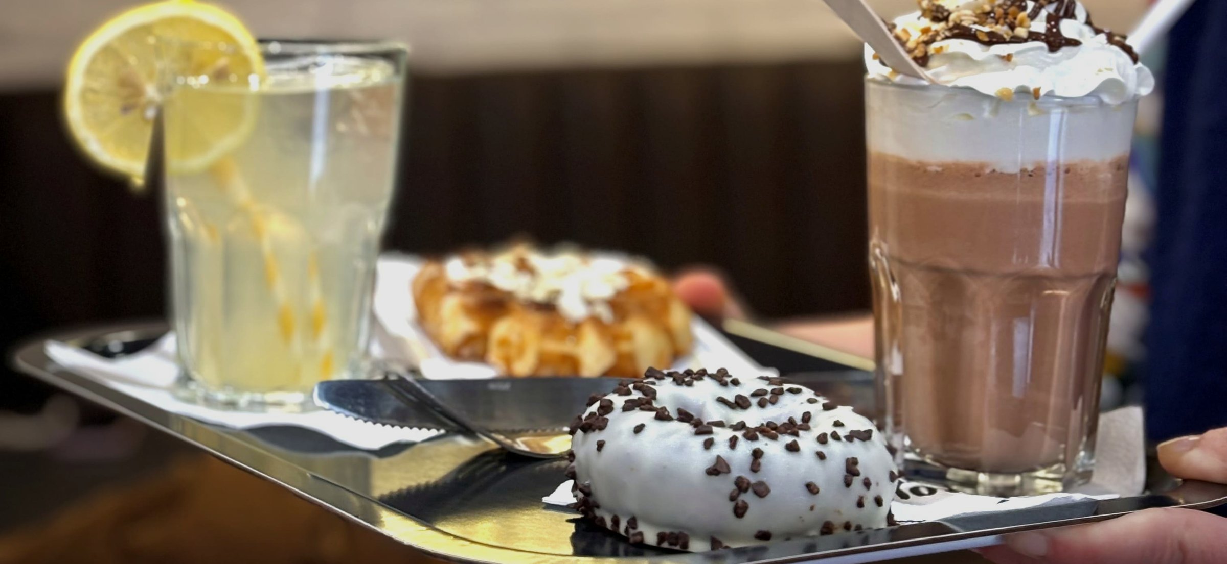 Boissons et pâtisseries servies au French Coffee Shop Gambetta